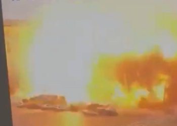 (Видео) Силен воздушен удар на плоштадот во Харков