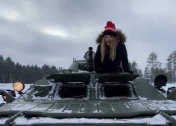 (ВИДЕО) Украинска „инфлуенсерка“ држи видео лекции за управување заробени руски тенкови