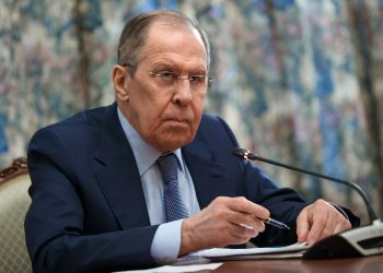 Авионот со кој Лавров тргнал кон Пекинг е вратен назад