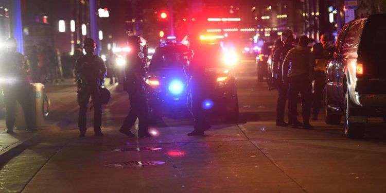 (Видео) Најмалку едно загинато лице а 20 повредени во пукање на автомобилски саем во Америка