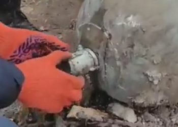 (ВИДЕО) Снимка од 1,4 милиони прегледи: „Украинците со раце и вода деактивирале руска бомба“