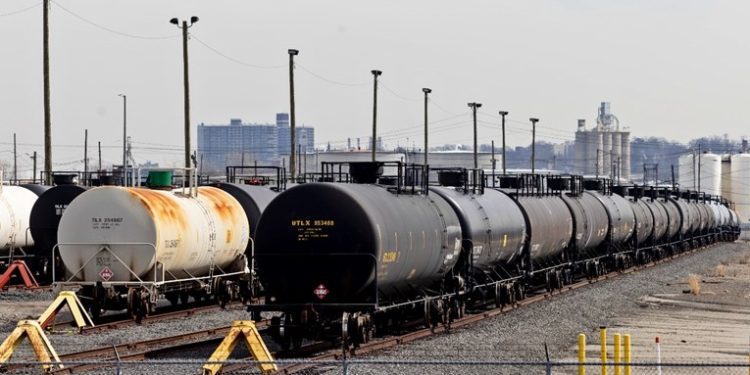 Цените на нафтата паѓаат втор ден по ред