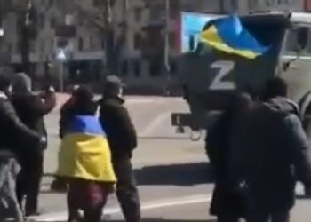 (ВИДЕО) Украинските цивили во окупираниот Херсон ги принудиле руските камиони да се повлечат