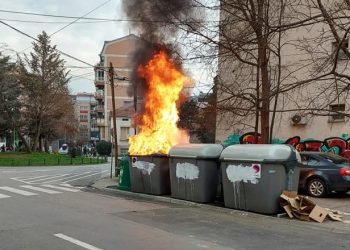 Вандализмот никако да запре, во Дебар маало гореа пет контејнери