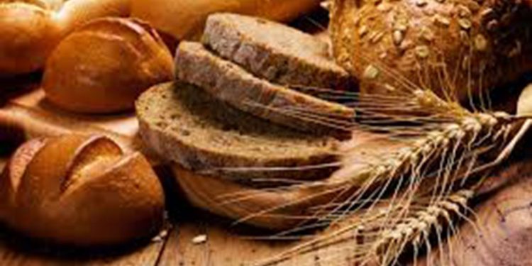 Лебот поскапе од 4 до 6 денари, трговците цел ден не стасуваат да ги сменат цените