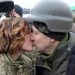 (Видео) Љубов во време на војна: украински војници се венчаа во Киев