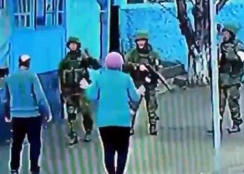 (ВИДЕО) Руски војници влегле во дворот на баба и дедо од Украина: Следел ПРЕСВРТ кој ги шокирал сите!