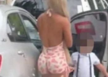 (ФОТО) Родителите ја нападнале „СЕКСИ МАЈКАТА“: Тврдат дека нејзината облека е „НЕСООДВЕТНА“ за носење дете на училиште