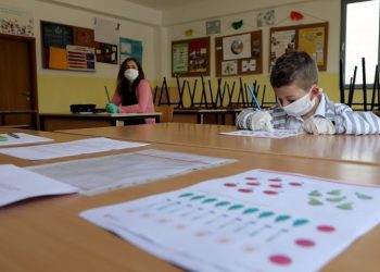 Маските во школите остануваат, Комисијата смета дека е рано да се расправа за тоа