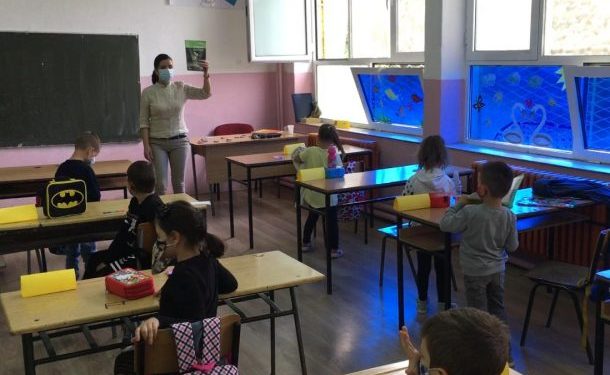 Основците од денеска без маски на училиште, продолжува намалувањето на бројот на заразени со Ковид-19