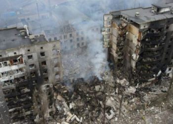(ВИДЕО) Снимки кои ги прикажуваат сите ужаси на војната: Урнати згради, густ чад го обвиткал градот