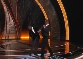 (ВИДЕО) Наместено или не: Вил Смит излезе на сцената и на Оскарите го удри комичарот Крис Рок