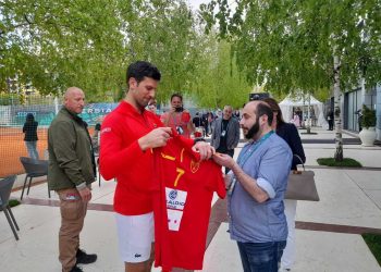 Новак Ѓоковиќ доби дрес од Кирил Лазаров (ФОТО)