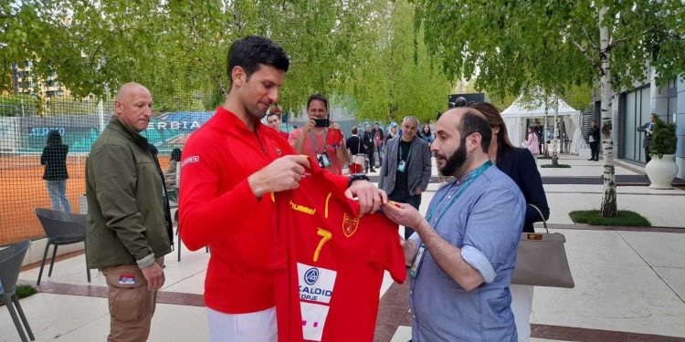 Новак Ѓоковиќ доби дрес од Кирил Лазаров (ФОТО)