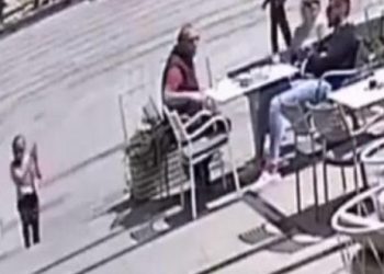 (ВИДЕО) ГОСПОД ГИ СПАСИЛ ОВИЕ ДЕЦА! Страшно видео кружи на интернет: Деца си играле и трчале, па за малку ќе го изгубеле ЖИВОТОТ на страшен начин!