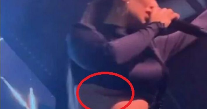 На Теа Таировиќ и испаднаа градите за време на настап