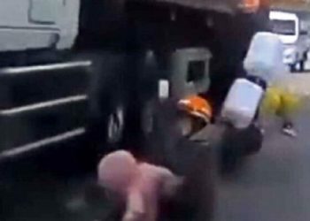 (ВИДЕО) Мајка ХЕРОЈ! После ова видео, СТРУЈА ќе ви помине низ целото тело!