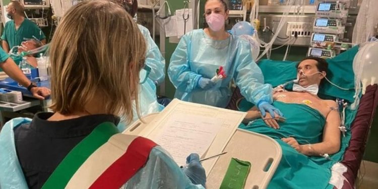Италијанец приклучен на апарати се венчал со својата девојка во болнички кревет, 12 часа подоцна се случило чудо