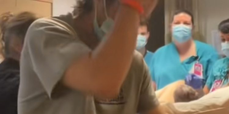 Видео од породилна сала стана хит на социјалните мрежи, на идниот татко не му било многу интересно