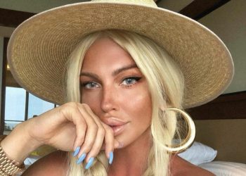 Жителите на Лесковац собираат пари за Јелена Карлеуша да не настапи кај нив