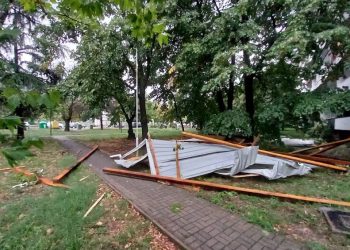 На доградените покриви не им доаѓа умот, пак паѓаа кога силно дуваше во Скопје