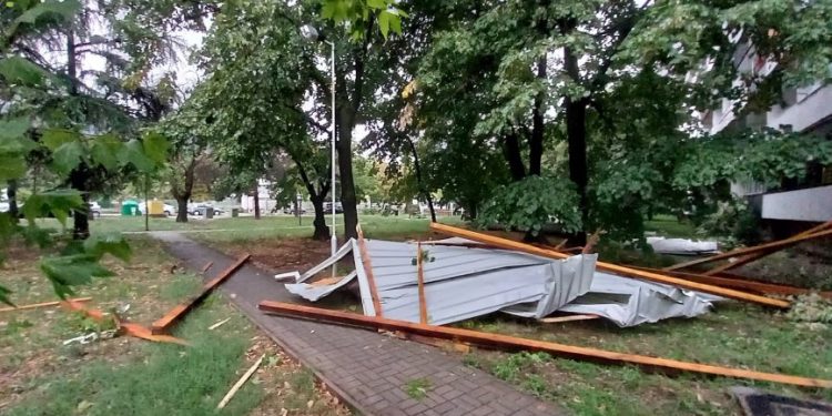 На доградените покриви не им доаѓа умот, пак паѓаа кога силно дуваше во Скопје