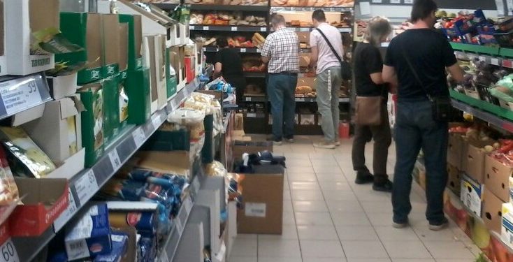 Снаоѓање во скапотијата: Во јогуртот вода ставам; износените кондури многу ми се добри; трчам по маркетите…