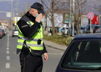 Се возеле нерегистрирани коли, без дозвола, со телефон зад воланот…