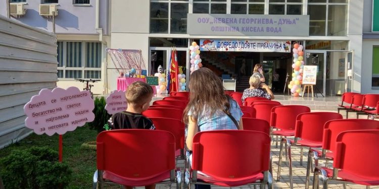Почнува новата учебна година, дел од учениците без учебници, наставници со поголеми плати