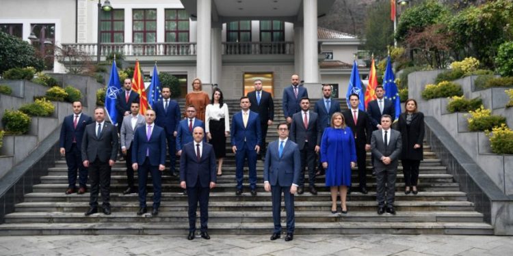 А ќе работат ли и министрите од дома со помала плата?