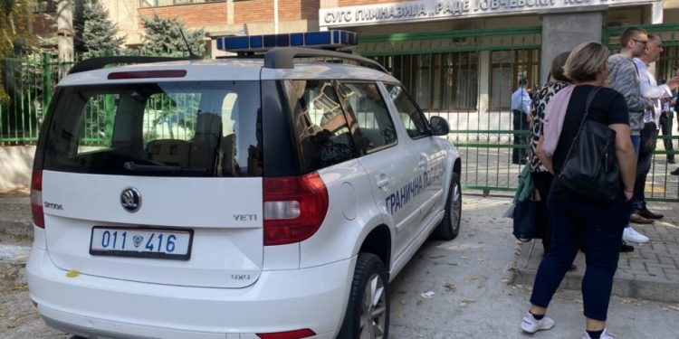 Евакуирани учениците од скопските гимназии „Ѓеорги Димитров“ и „Никола Карев“