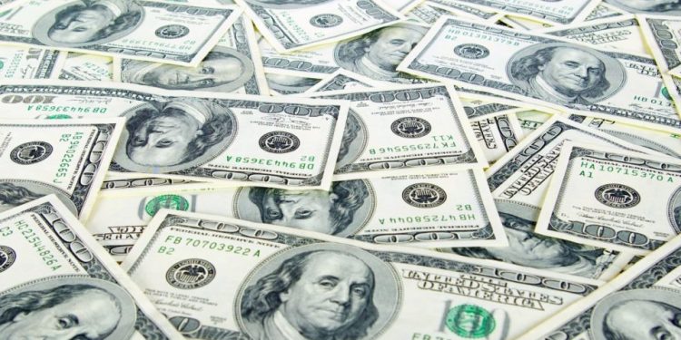Доларот ја губи силата, Кина и еврото му ги поматија сметките