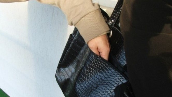 Приведен разбојник во Кочани кој со сила одзел торба со мобилен телефон, пари