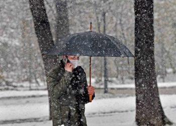 Слаб снег во Маврово, на Ѓавато остатоци од кашест снег на коловозот