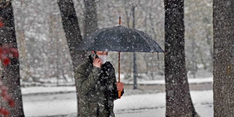 Слаб снег во Маврово, на Ѓавато остатоци од кашест снег на коловозот