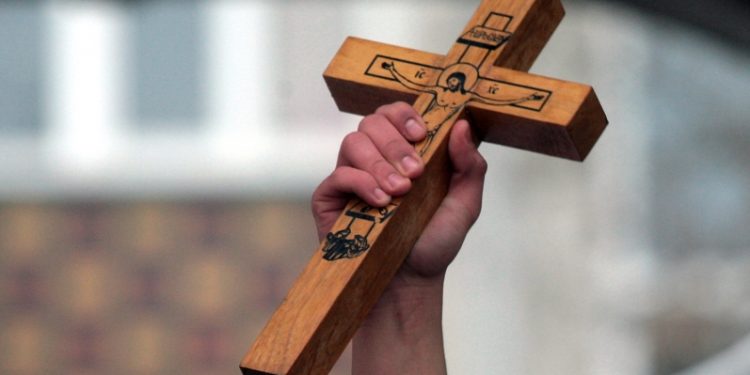 Бoг се јави, навистина се јави-православните верници денеска го слават Богојавление – Водици