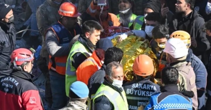 Девојка спасена од под урнатините 248 часа по земјотресот во Турција