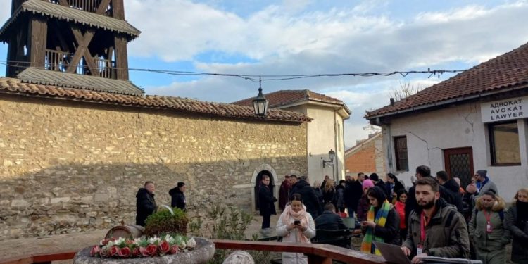 Полицијата го ограничува движењето на новинарите пред црквата Свети Спас