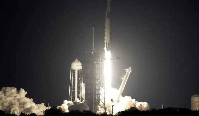 Четиричлен екипаж со „SpaceX“ лансиран кон орбиталната станица