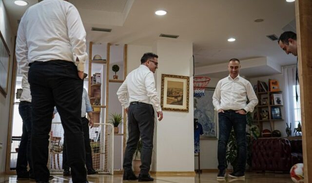 Груби за играњето фудбал: Јас дриблам, а градоначалникот на Тирана даде гол со пета