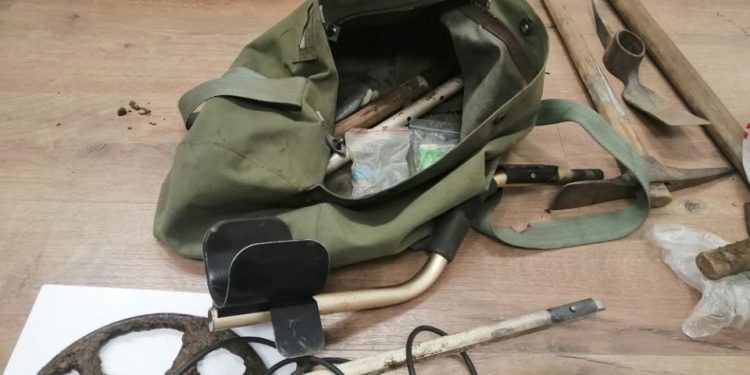 (ФОТО) Уапсени трагачи на злато: Нелегално ископувале предмети од културно наследство