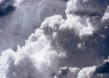 Претежно облачно со повремени врнежи од дожд, наместа поројни