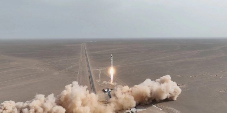 Кина ја лансираше првата ракета на течно гориво