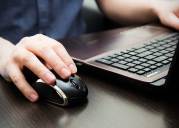 Начинот на кој се користи компјутерот го открива степенот на стрес на работа