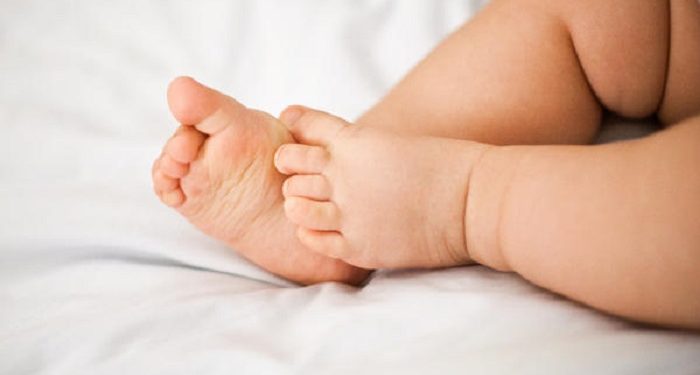 Во Британија се роди првото бебе од тројца родители