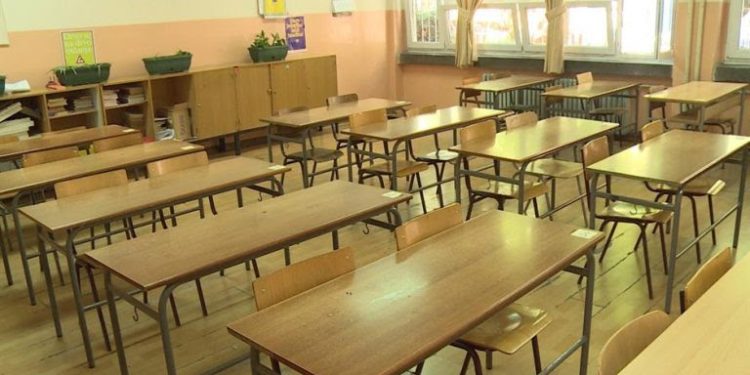 Малолетници од тетовско училиште во тоалет оставиле лист со ученици и закани