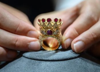 Прстенот на Тупак Шакур продаден за рекордни милион долари
