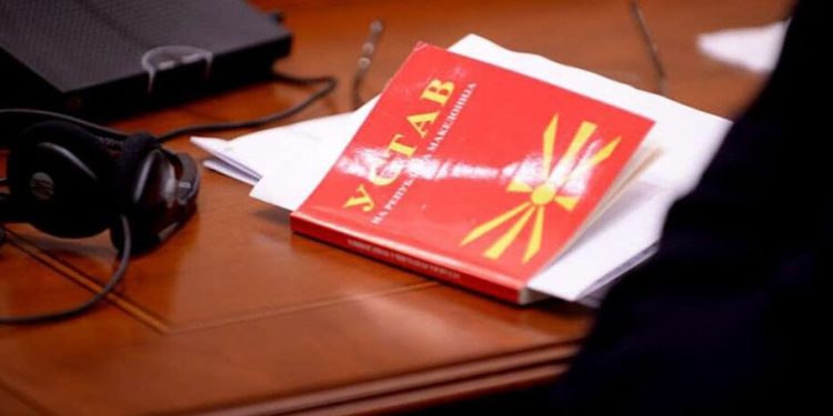 Пратениците на ВМРО-ДПМНЕ гласаа против: Собраниската комисија го прифати предлогот за уставни измени, седница на 18 август