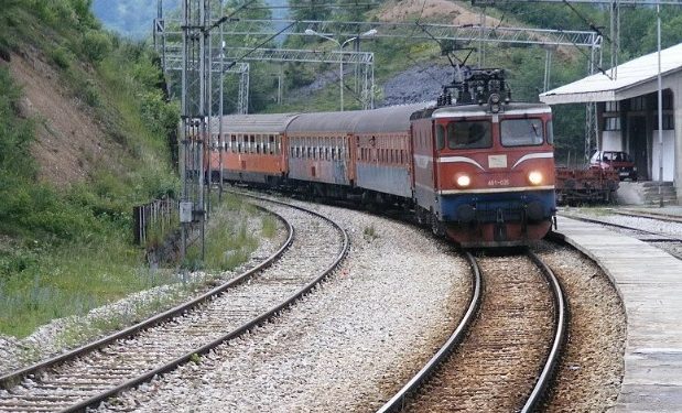Железничкиот сообраќај во бојкот низ државата: Вработените си ги бараат платите за јуни