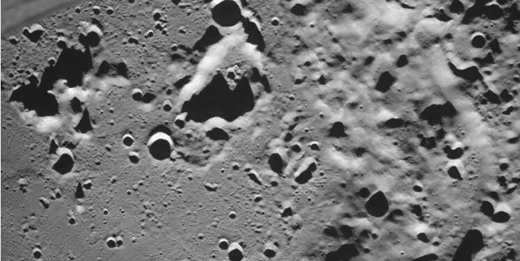 Руската сонда „Луна-25“ ја направи првата снимка од темната страна на Месечината